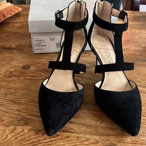 Sole Society :: size 8.5 :: low heel:: black suede:: worn but in great condition